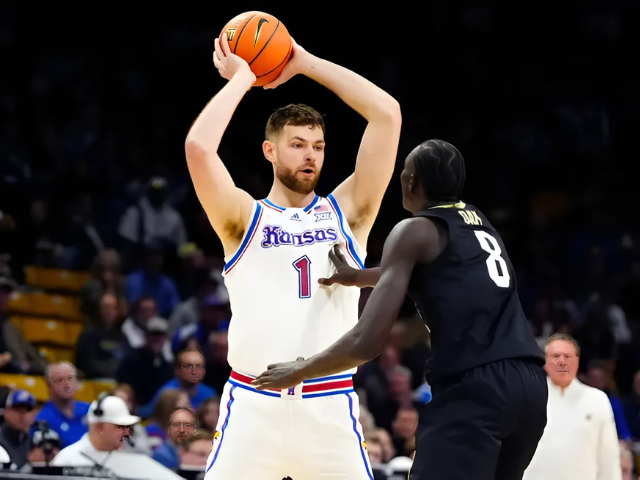 Jayhawks 71-64 力克 Colorado 篮球队，堪萨斯队成功抵御对手最后高潮的挑战